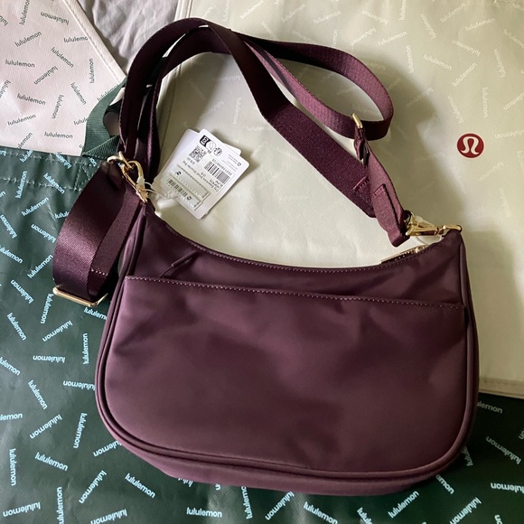 NWT Lululemon City Essentials Small Shoulder Bag, 3 L,  Black Plum/GOLD - Picture 2 of 4